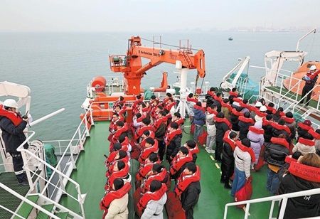 OUC Students Embark on Ocean Science Voyage Aboard Dongfanghong 3